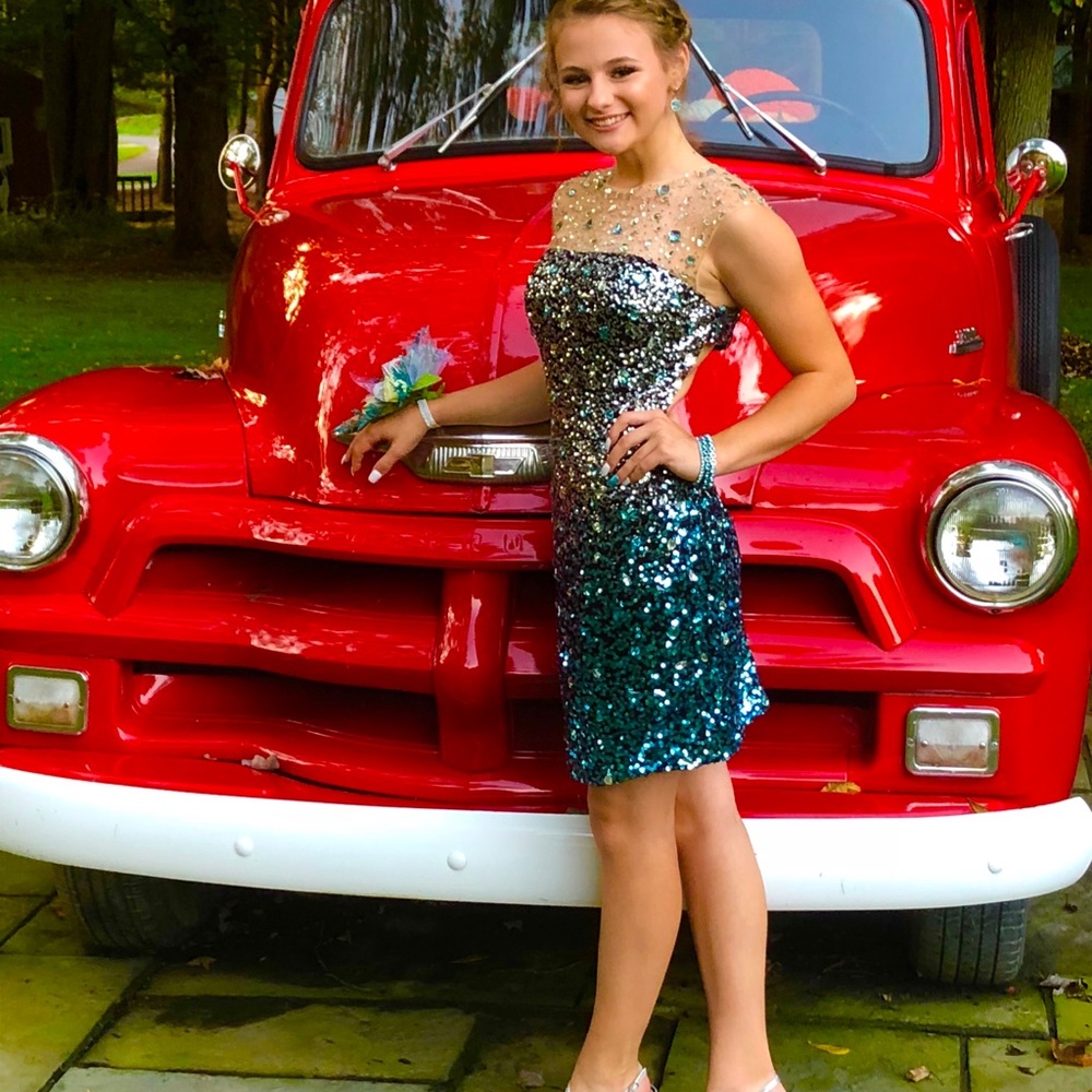 Altered to size 0. Beautiful homecoming dress.